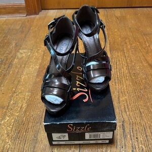 Sizzle “Montreal” Bronze Strappy Heels. Size 6.5